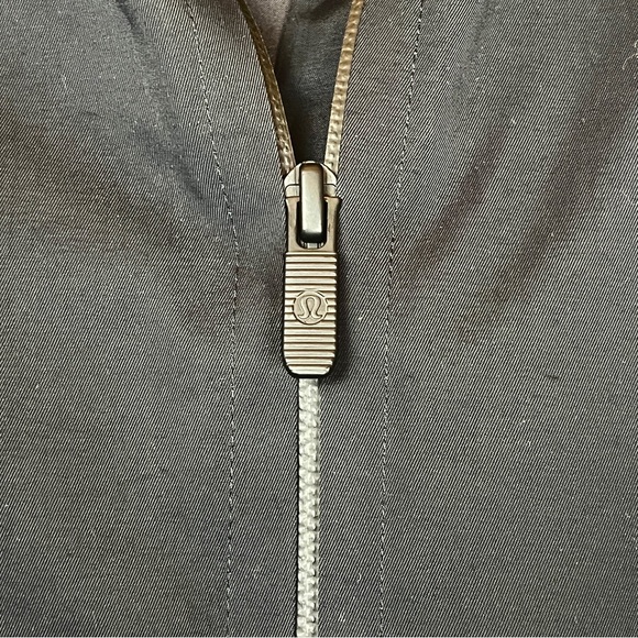 lululemon Rain Seeker Jacket Vintage 2018 Black Waterproof Removable Hood size 4 - Picture 5 of 6